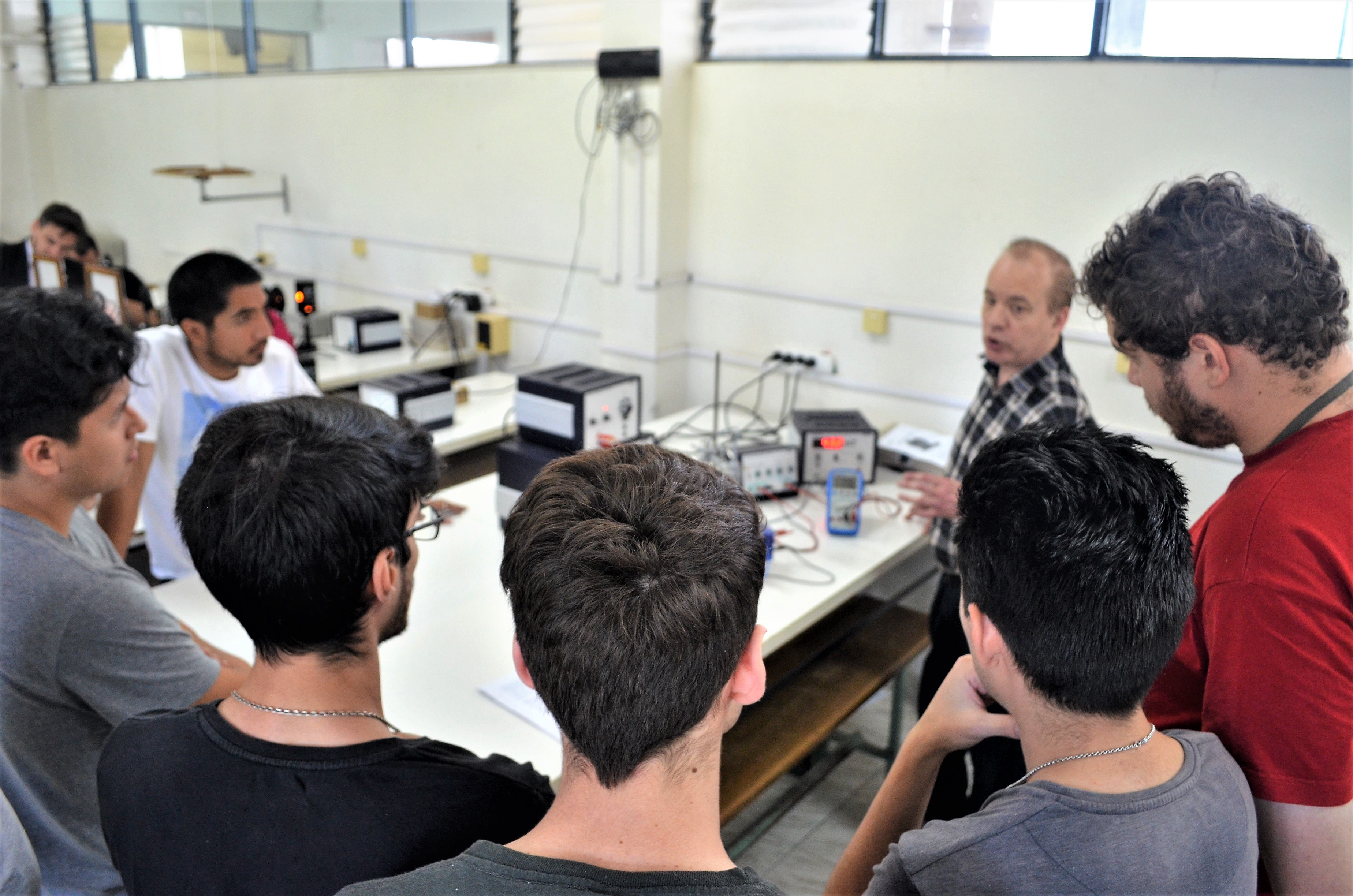 Presentación de equipos a alumnos de Física